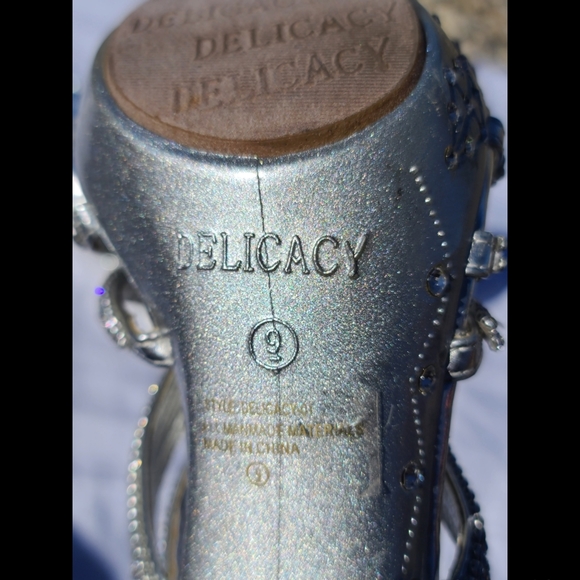 Delicacy Silver Stilletos Size 9 - Picture 5 of 6
